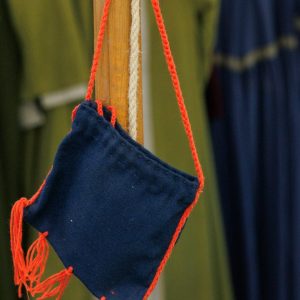 Bältespåse, mörkblå, roströda band, ylle