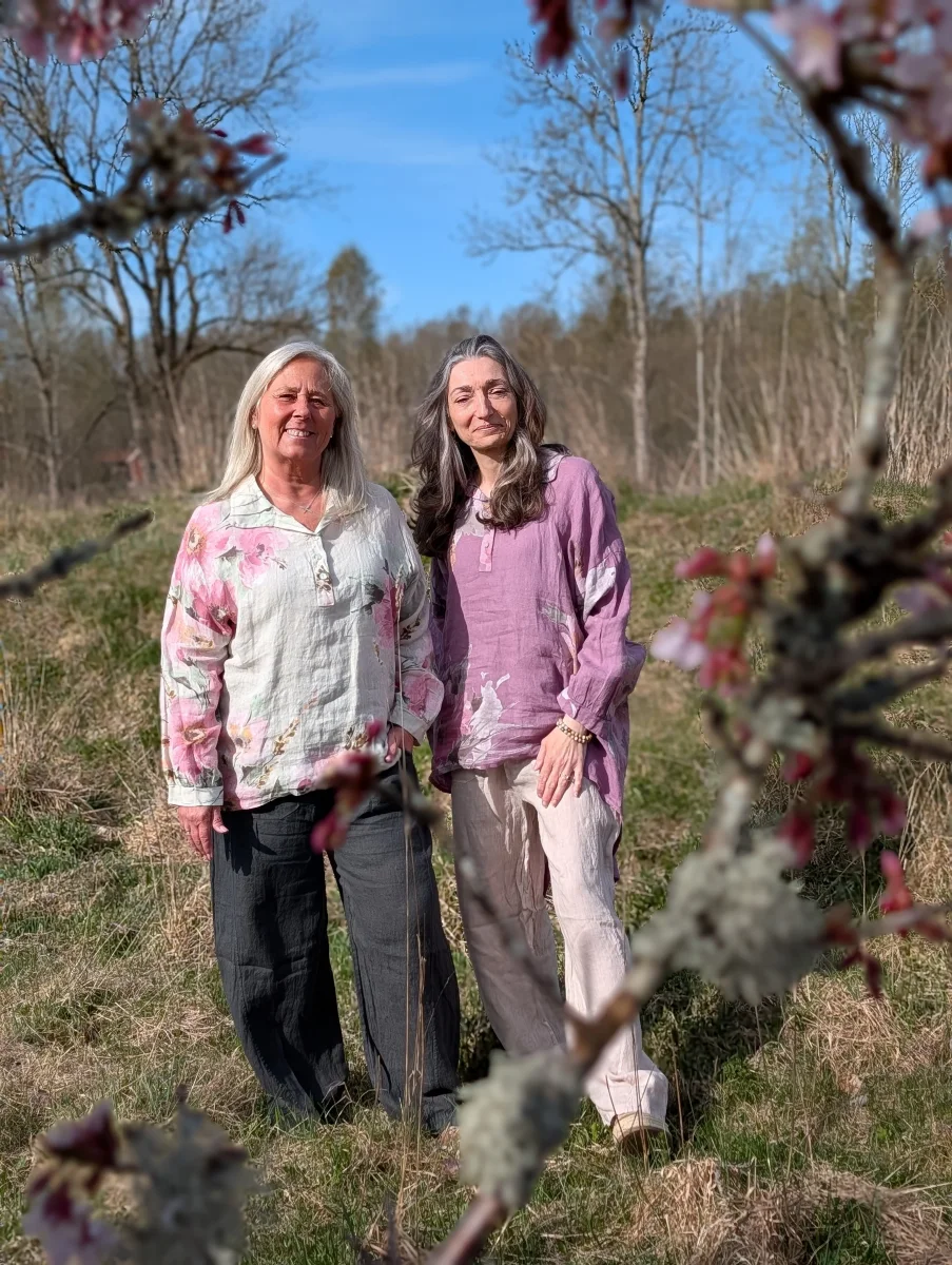 Skjorta i linne, storblommig 'Lela', knappar bak, Reunion - Bild 3