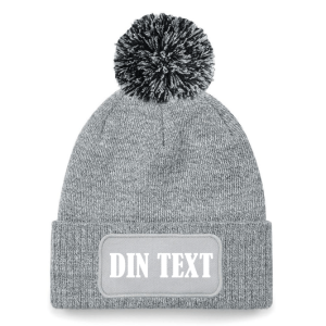 Stickad mössa med namn grå